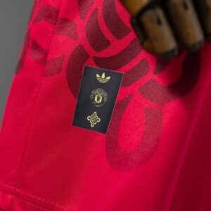 M-U 25/26 Cultural Story – Red Kids Kit Jersey – Replica Football Soccer Kit – S